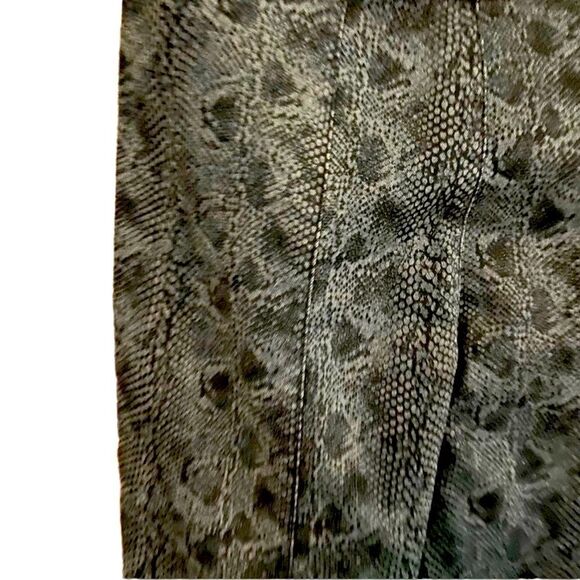 Vylette pull on elastic waistband gray/black snakeskin print jegging, size M - Picture 6 of 6